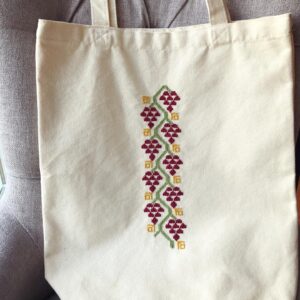 Tote bag with grapevine emboidery.