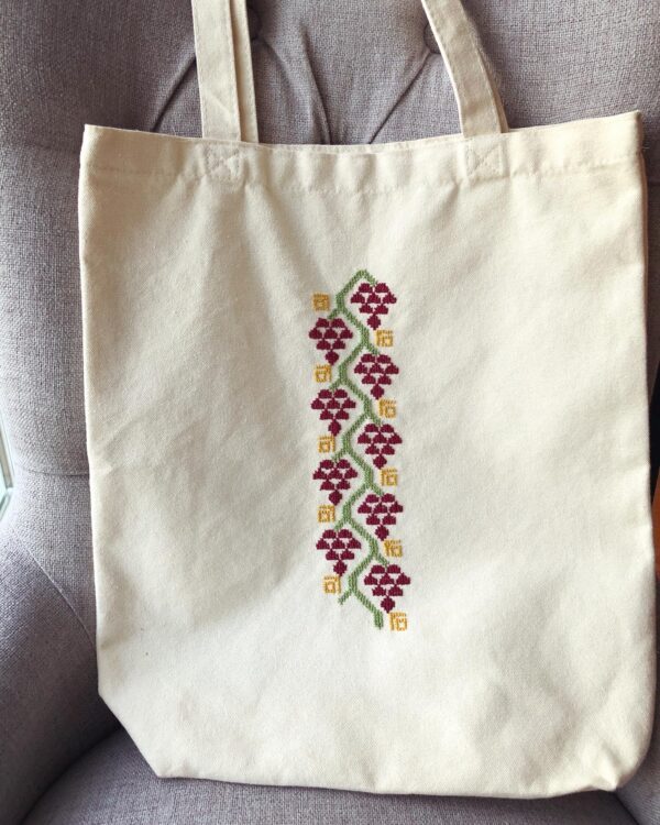 Tote bag with grapevine emboidery.