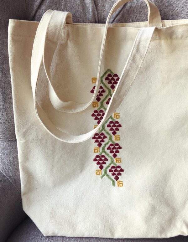 Tote bag with grapevine emboidery.